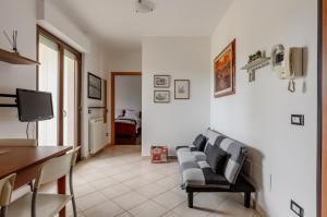 sala de estar con sofá y TV en Perugia Quiet & Comfy Apartment, en San Martino in Campo
