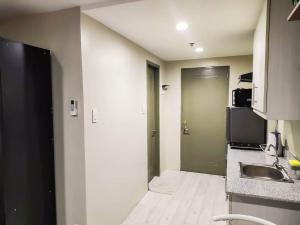 セブシティにあるCityscape Grand Tower Condominiumのキッチン(シンク付)、