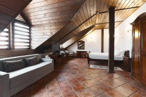 una habitación con sofá y cama en una habitación en Chateau Purcari, en Purcari
