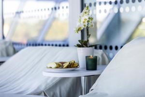 Uma cama ou camas num quarto em First Hotel Planetstaden