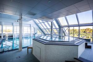 ein Schwimmbad in einem Gebäude mit einem Pool in der Unterkunft First Hotel Planetstaden in Lund