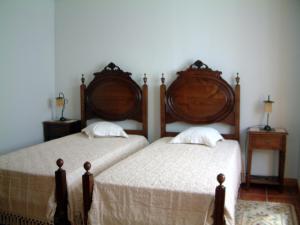 twee bedden naast elkaar in een slaapkamer bij Casa da Boa Fonte in Ponte de Lima