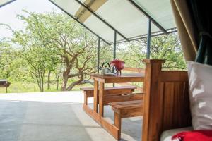 uma tenda com uma mesa com um bule de chá em Etosha Safari Camping2Go em Okaukuejo