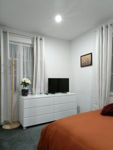 TV a/nebo společenská místnost v ubytování Bright & Comfy Stay in Newly Renovated Home with parking