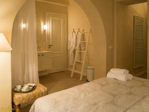 - une chambre avec un lit, un lavabo et un miroir dans l'établissement Studio28 Boutique Rooms, à Pärnu