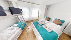Pokój z łóżkiem piętrowym i kanapą w obiekcie Über den Dächer von Chur (Calanda) w mieście Chur