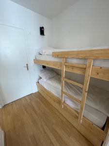 2 beliches num quarto com piso em madeira em Bel appartement rénové, central et skis aux pieds em Morzine