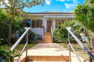 a house with a staircase leading to the front door at Grande Villa con Giardino e BBQ vicino al Mare in Mondello