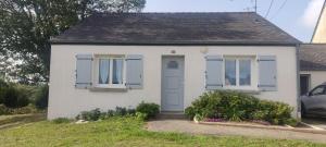 a white house with blue shutters on it at à l'air du Mont in Roz-sur-Couesnon