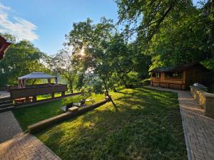 einen Blick über einen Park mit einem Pavillon und einer Bank in der Unterkunft Božská usedlost in Prackov