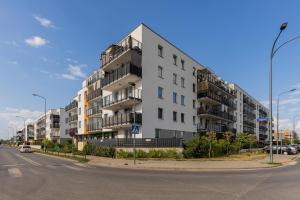 un condominio sul lato di una strada di Szlachecka Apartment with Balcony & Parking Warsaw by Renters a Varsavia