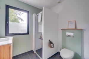 une salle de bain avec toilettes, lavabo et fenêtre dans l'établissement LE MAOBI - Arboré, calme, propre - 15 min Bordeaux centre, à Tresses 31 autres photos