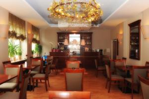 Lounge nebo bar v ubytování Alcest z widokiem na morze, basenem,
