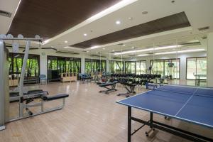 un gimnasio con mesa de ping pong y bancos en Eco Hotel by Thammasat en Bang Lamung