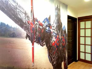 une peinture d'un cheval sur le mur d'une pièce dans l'établissement KLCC Transformers Homestay 10pax, à Kuala Lumpur