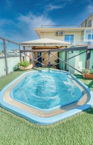una grande piscina nel cortile di una casa di Hotel Residence Charles a Rimini