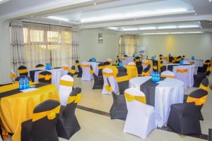 Pokój ze stołami i krzesłami z żółtymi i niebieskimi łukami w obiekcie OLOIRIEN HOTEL & RESORT w mieście Narok
