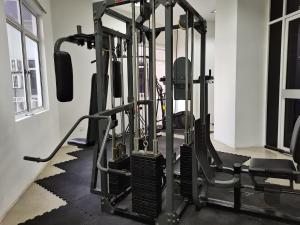 een fitnessruimte met loopbanden in een kamer bij KLCC Transformers Homestay 10pax in Kuala Lumpur