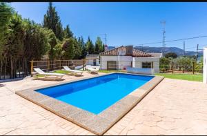 einen Pool im Hinterhof eines Hauses in der Unterkunft Villa Elixabete in Ronda