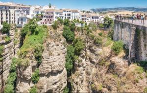 eine Gruppe von Menschen, die auf einem Berg stehen in der Unterkunft Villa Elixabete in Ronda