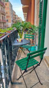 une table et des chaises sur le balcon d'un bâtiment dans l'établissement Central Station House, à Bari