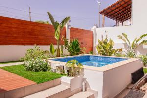 einen Pool im Hinterhof eines Hauses in der Unterkunft Villa PalMarina in Praia