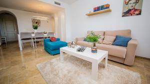 un soggiorno con divano e tavolo di Coto Real Naxos 202 a Manilva