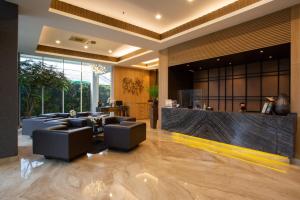 eine Lobby mit Sofas und eine Bar in einem Gebäude in der Unterkunft Avissa Suites in Jakarta