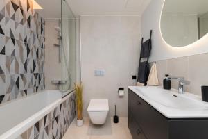 W łazience znajduje się umywalka, toaleta i prysznic. w obiekcie Hilltop Apartments - Kiikri Residence City Centre w Tallinnie