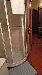 W łazience znajduje się prysznic ze szklanymi drzwiami. w obiekcie Wanda's apartment w Lukce +37 zdjęć