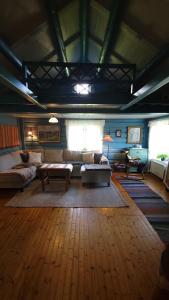 ein Wohnzimmer mit einem Sofa und einem Tisch in der Unterkunft Hallingstue by Hallstensgaard - Geilo in Geilo