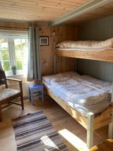 1 Schlafzimmer mit 2 Etagenbetten in einer Hütte in der Unterkunft Hallingstue by Hallstensgaard - Geilo in Geilo