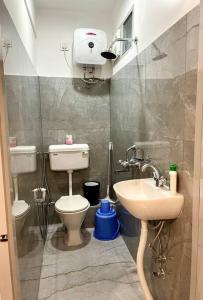 Un baño pequeño con inodoro y lavabo. en Ga-Ki-Khim Homestay, en Gangtok