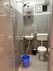 Un baño pequeño con inodoro y lavabo. en Ga-Ki-Khim Homestay, en Gangtok