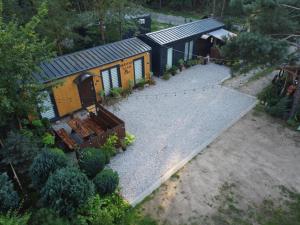 una vista aérea de una casa con un cementerio en Domek Modern Barn 1 Całoroczny 800m od Park Wodnego Suntago Ranczo Gold Mania en Krzyżówka