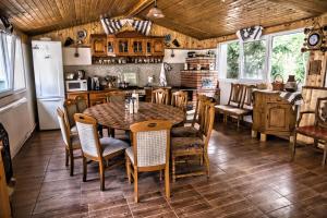 eine Küche mit einem Tisch und Stühlen im Zimmer in der Unterkunft Casa Pojorâta in Pojorîta