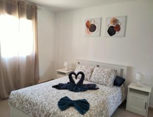 een slaapkamer met een bed met bogen erop bij Mirador de Sotavento apartment 8241 in Costa Calma