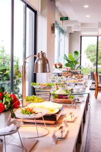 un buffet composé de nombreux plats dans l'établissement Dragon Sea Hotel, à Sầm Sơn
