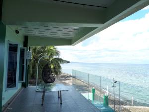 CatmonにあるKums Vacation Houseの海の景色を望む家のバルコニー