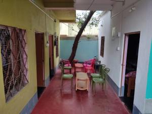 un pasillo con sillas y una mesa en una habitación en Atithi Nibas Home stay, 