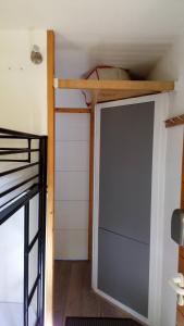 een slaapkamer met een stapelbed en een kast met een deur bij Résidence le Bilboquet 112 in La Plagne Tarentaise
