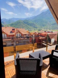科伊德納戈的住宿－Apartament dúplex amb vistes al Pirineu català，山景阳台,配有椅子。