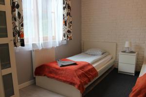 Postel nebo postele na pokoji v ubytování Apartament Biały na osiedlu "Apartamenty pod Śnieżką"