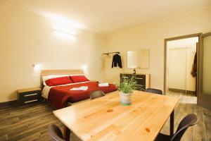 パヴィアにあるElegante Suite con giardino in centro storicoのベッド1台、木製テーブル、ベッドルーム1室が備わります。 +22枚の写真