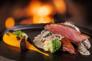 VernantoisにあるLogis Hôtel Golf Le Domaine Du Val De Sorneの肉と野菜が乗った料理の皿 +36枚の写真