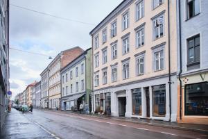 uma rua da cidade com edifícios em dias chuvosos em Grünerløkka Deluxe Apartments em Oslo