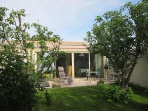 拉戈爾的住宿－Pied à Mer et Nature，房屋设有带椅子和桌子的庭院