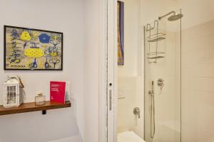 een badkamer met een douche en een glazen douchecabine bij Yellow Suite sul Lungomare di Recco by Wonderful Italy in Recco