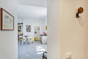 een kamer met een keuken en een eetkamer bij Yellow Suite sul Lungomare di Recco by Wonderful Italy in Recco