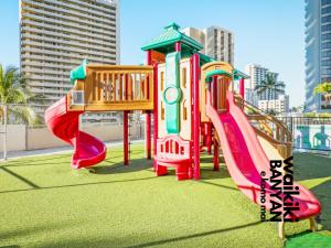 um parque infantil com três escorregas num parque em Stunning 1BD a block away to Waikiki Beach Free Parking em Honolulu
